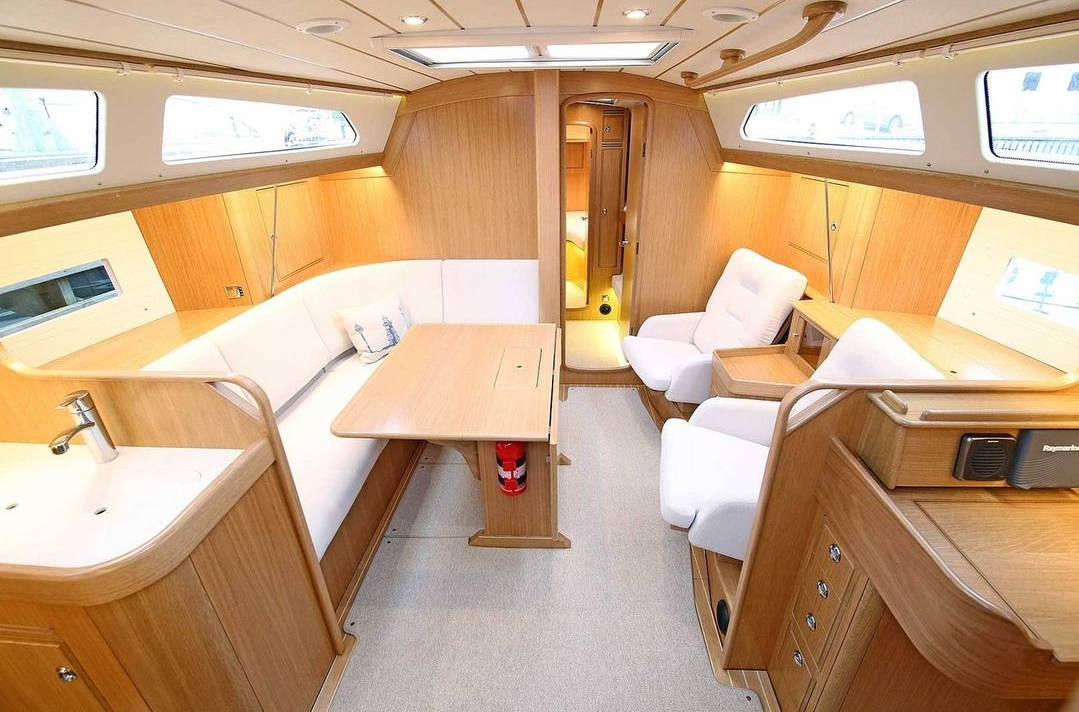 Interieur plezierjacht zeilboot motorboot