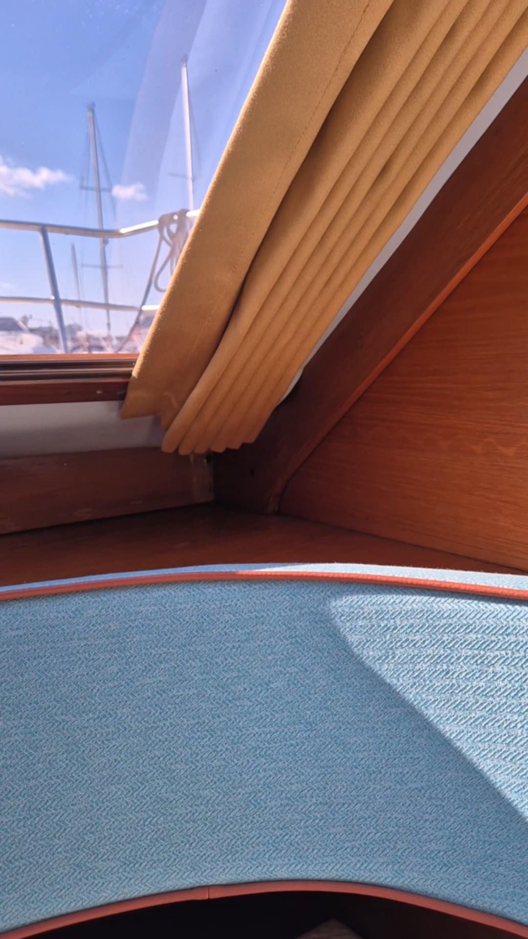 Boot vertikaal 43° verduisterend vouwgordijnen systeem Boot vertikaal 43° verduisterend vouwgordijnen systeem